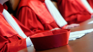 Foto: Blick auf die Roben der Richter des Ersten Senats sowie ein Richterbarett beim Bundesverfassungsgericht Foto: Blick auf die Roben der Richter des Ersten Senats sowie ein Richterbarett beim Bundesverfassungsgericht
